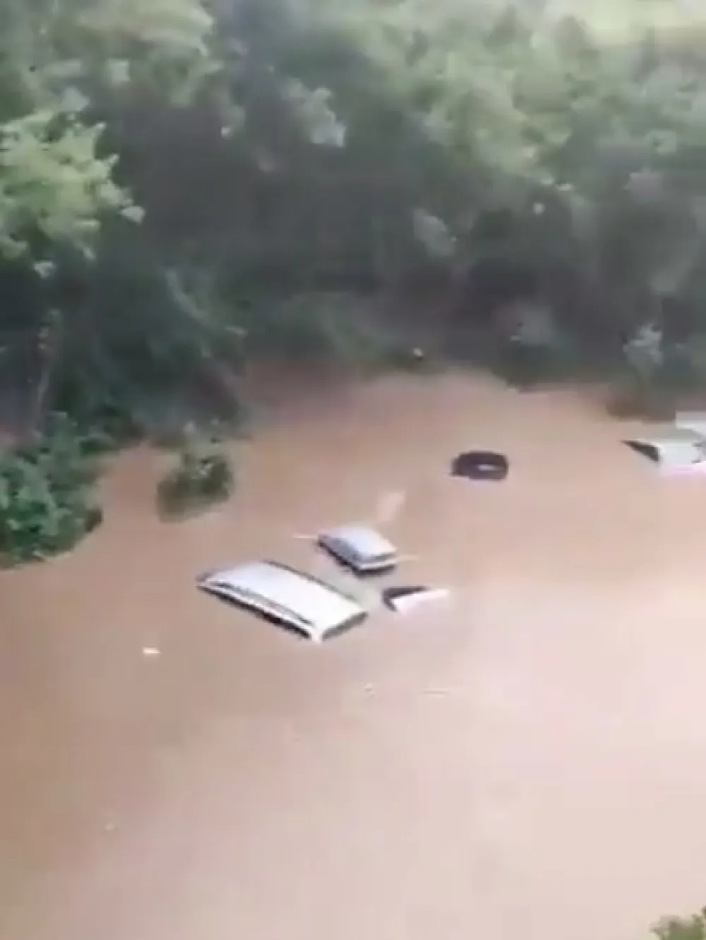 (VIDEO) Nakon požara Grčku pogodila oluja, bujica nosila automobile