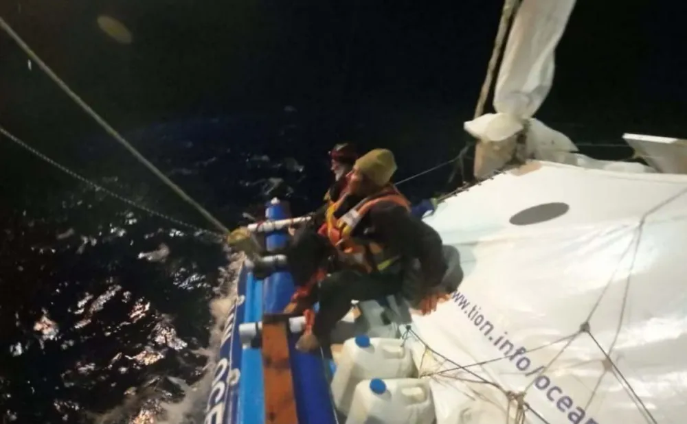 Tri mu&scaron;karca spa&scaron;ena nakon &scaron;to su njihov brod napale ajkule