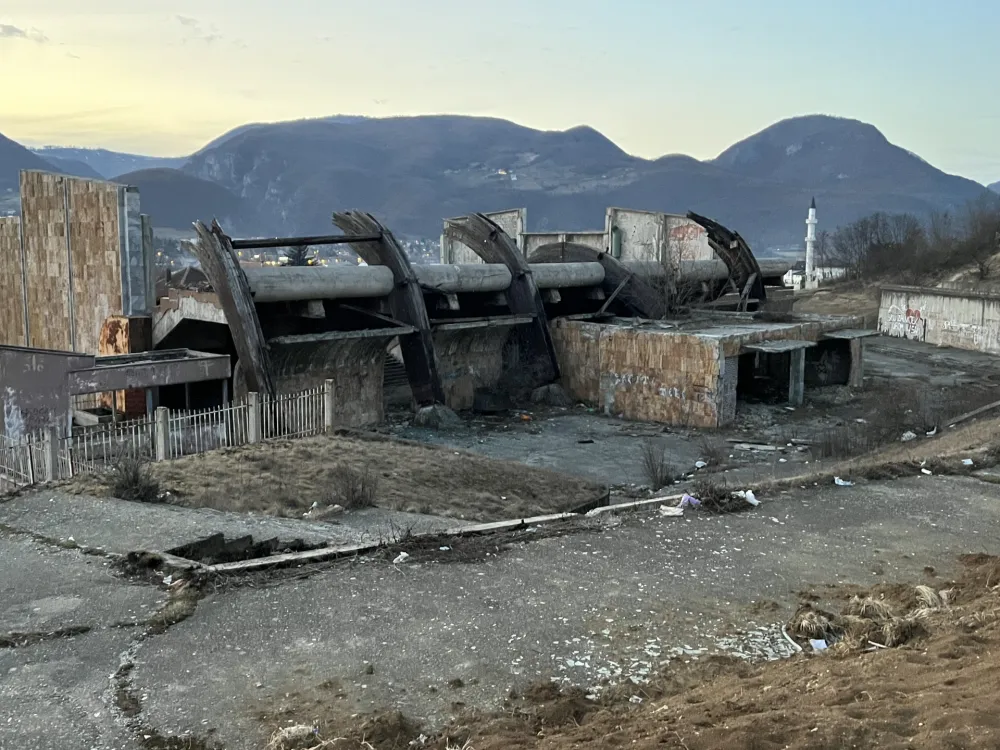 Остаци руиниране спортске дворане