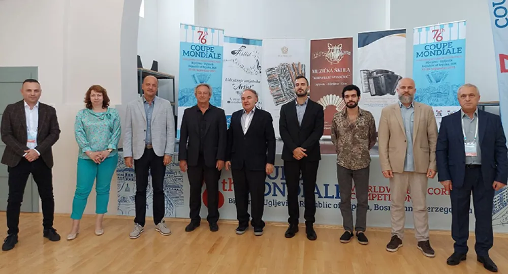 I takmičari i članovi žiriјa
