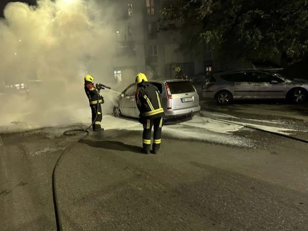 Gorio automobil u Momi&scaron;ićima