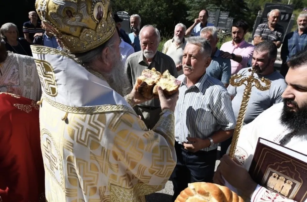 Митрополит Јоаникије са вјерном народом на обиљежавању завјетне славе Васојевића 