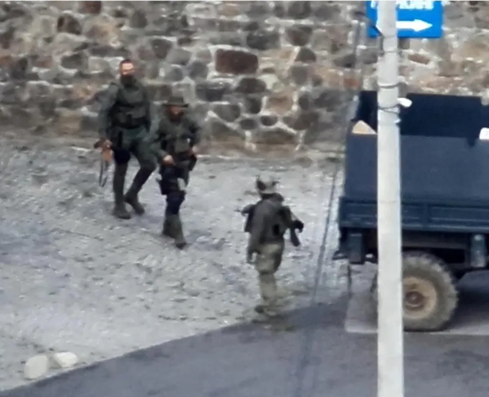 (UŽIVO) Dvije osobe uhap&scaron;ene u hotelu u Banjskoj, pronađeno i oružje