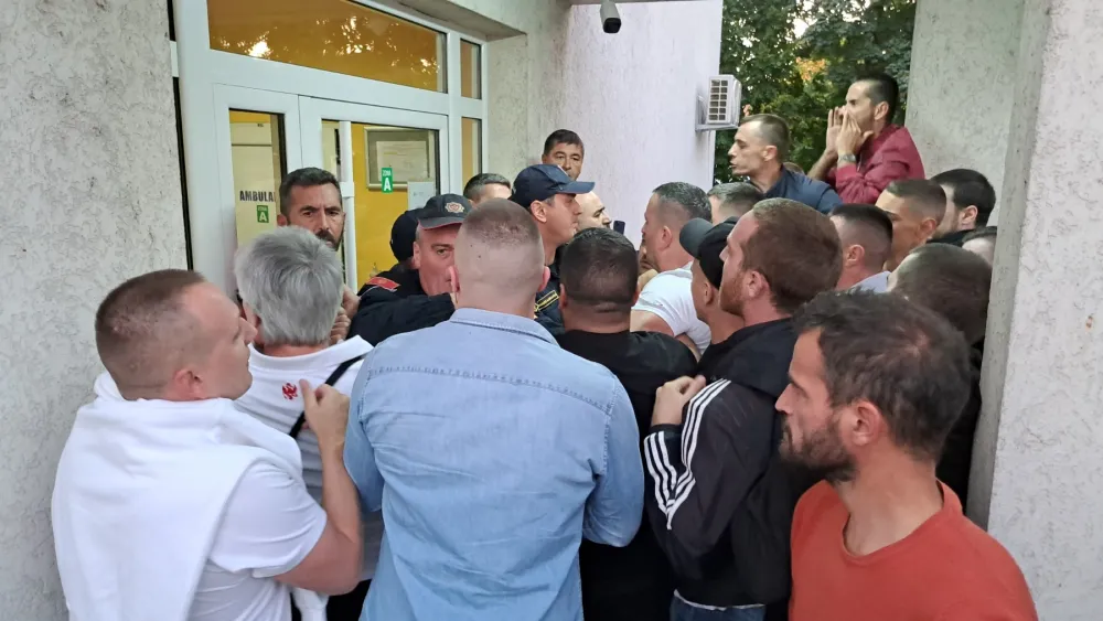 Sukob ispred bolnice u Nik&scaron;iću