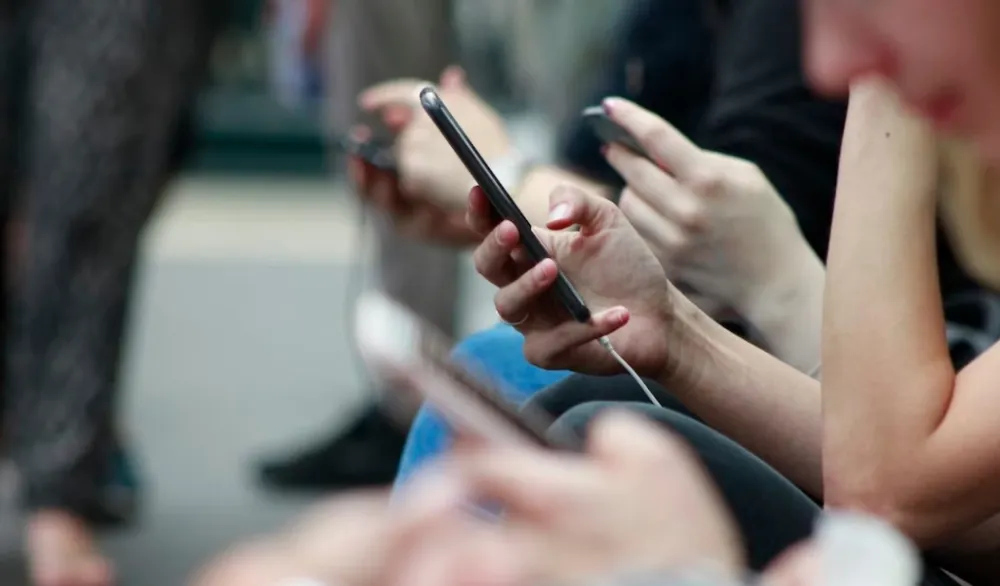 Unsplash: ROBIN WORRALL<br>Mobilni telefon