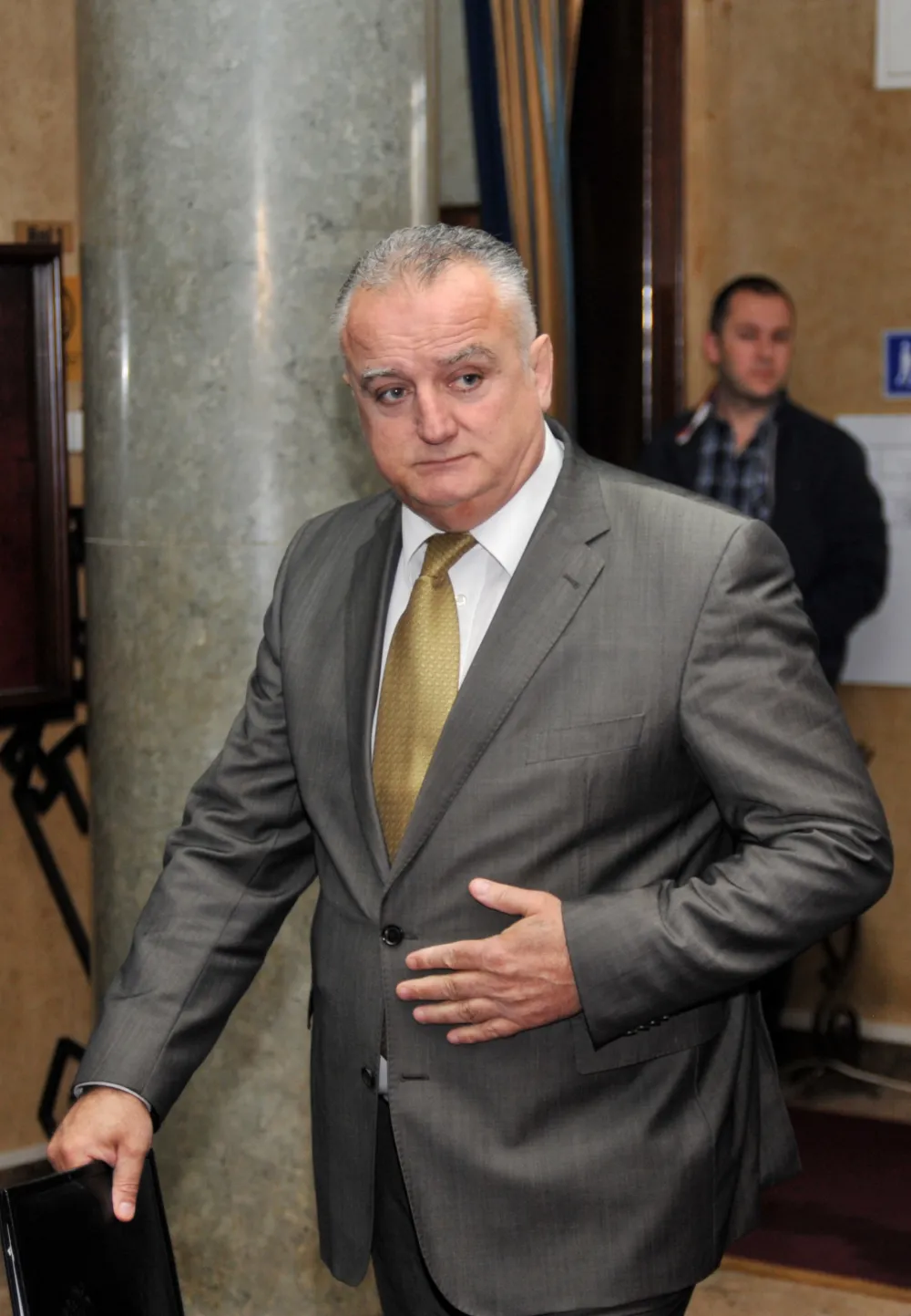 Zenka u poslaničkom klubu sa Đeljo&scaron;ajem i Camajem
