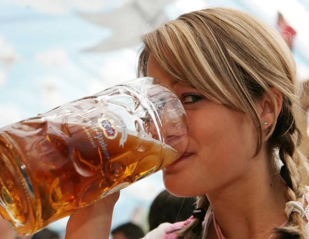 Mesto: Minhen<br>Datum: 21.09.2005<br>Dogadjaj: ZABAVA - ccuveni festival piva Oktoberfest biche otvoren u Minhenu do 3. oktobra<br>Licnosti: <br>