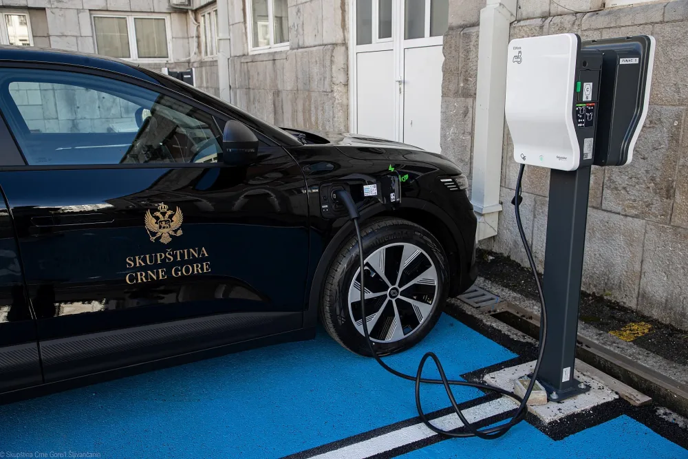 Skup&scaron;tinsko električno vozilo 