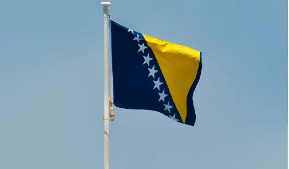FOTO: Unsplash - aboodi vesakaran<br>Zastava Bosne i Hercegovine