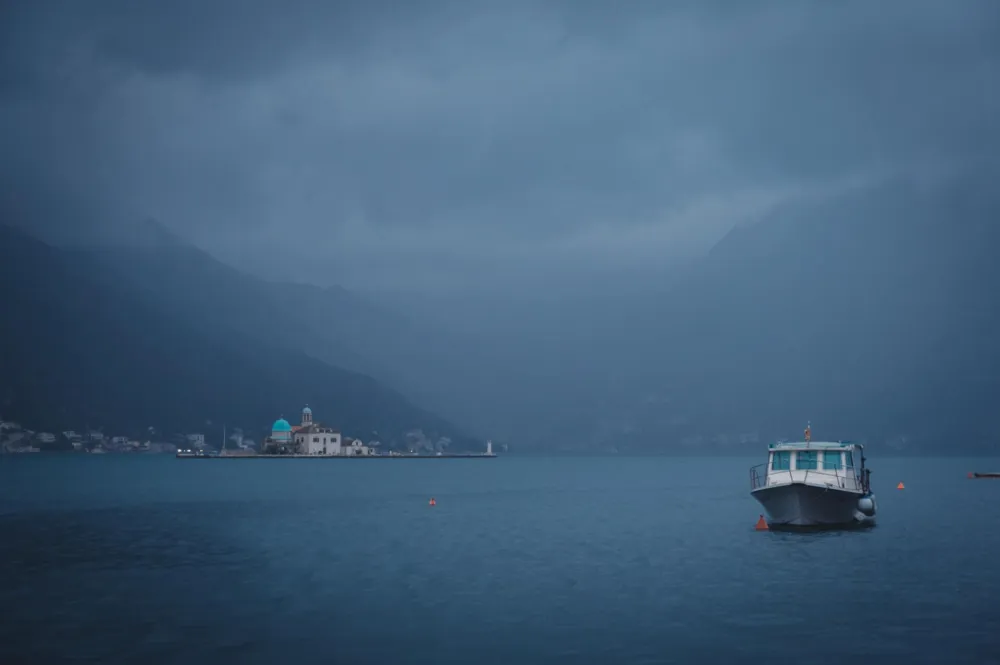 boka kotorska ki&scaron;a oblaci barka
