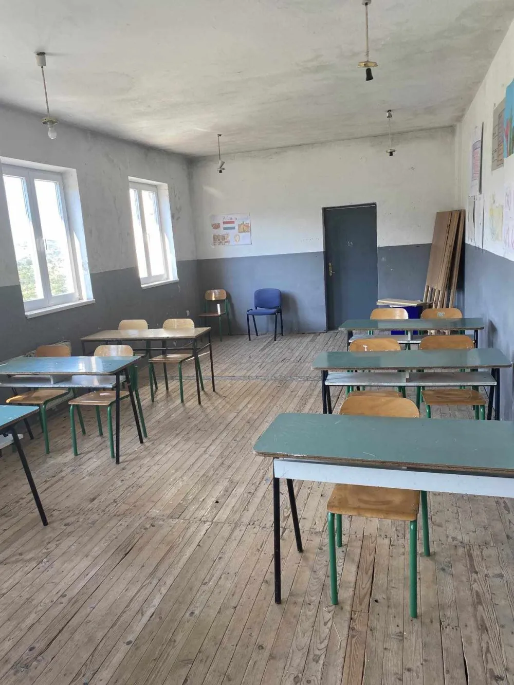 (FOTO) U O&Scaron; "Jedinstvo" podovi propali, zidovi puni vlage