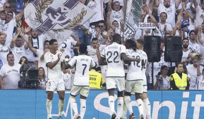 epa10905715 Real Madrid's midfielder Jude Bellingham (L) jubilates with his teammates after scoring the 2-0 during their Spanish LaLiga soccer match between Real Madrid and CA Osasuna at Santiago Bernabeu Stadium in Madrid, Spain, 07 October 2023. EPA-EFE/Rodrigo Jimenez