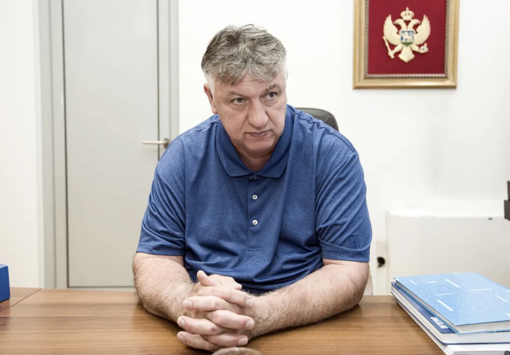 Umјesto dva, direktor će imati јednog pomoćnika