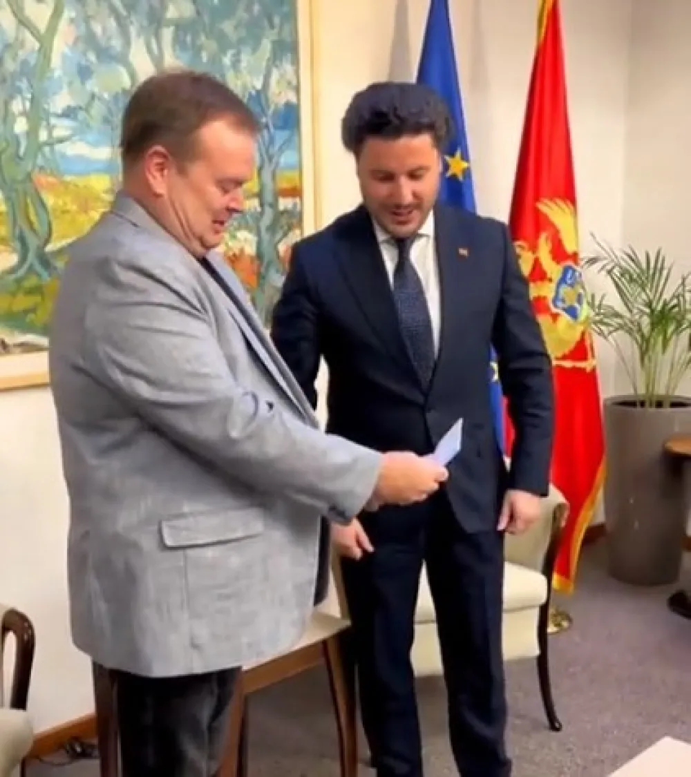 (VIDEO) Abazović Baderu uručio crnogorski paso&scaron;