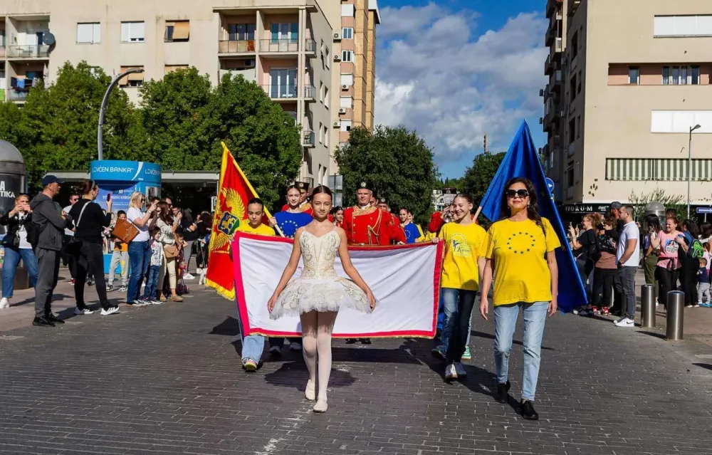 Defile učenica &scaron;kole predvodila Vanja Pantović