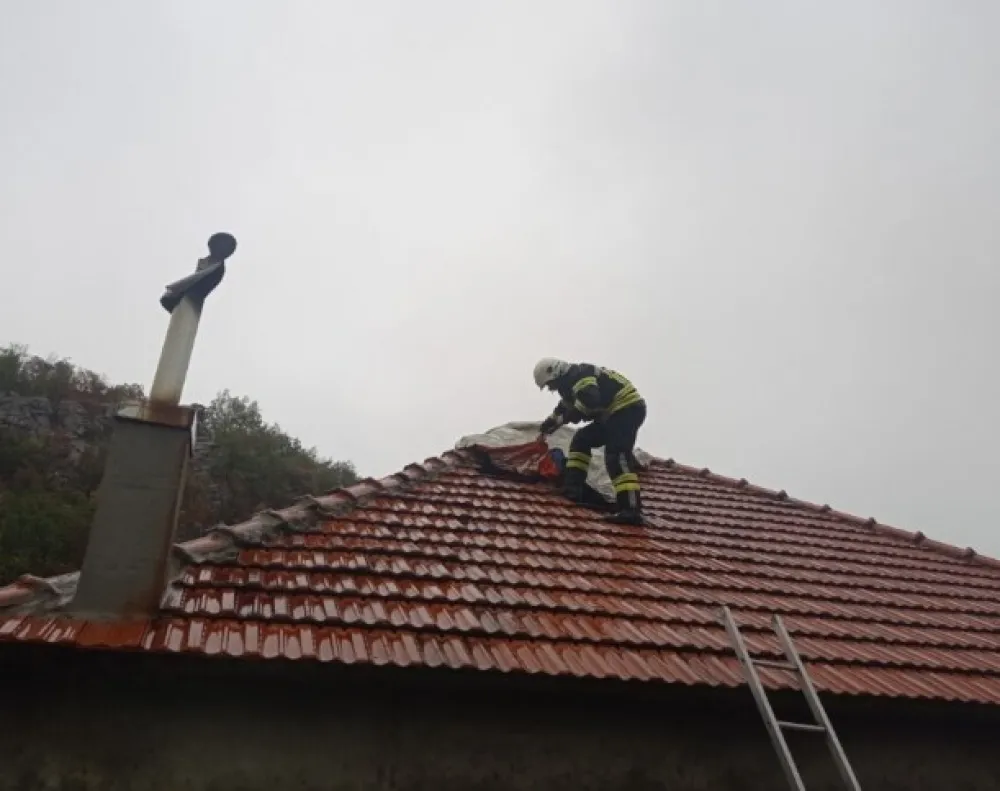 Cetinje: Vjetar otkrio srednji dio krova zgrade