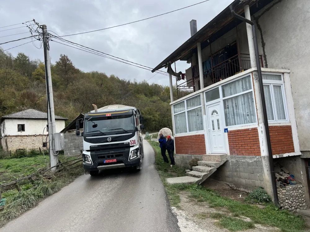 Sokakom bjelopoljskog sela Bioča, pored kućnog praga, prolaze te&scaron;ki kamioni