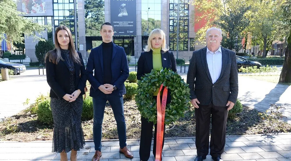 Delegacija Glavnog grada položila vijenac na spomenik Njego&scaron;u