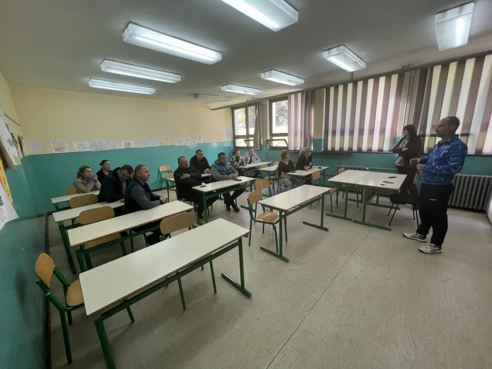 Grupa roditelja iz Sutivana pozvala nadležne institucije da reaguju: Tvrde da osnovac priјeti da će ubiti 30 đaka