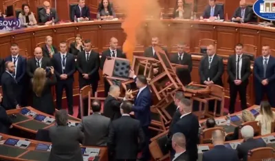 (VIDEO) Novi incidenti u Skup&scaron;tini Albanije: Poslanici aktivirali dimne bombe, zapalili poslaničke klupe