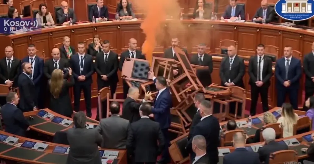 (VIDEO) Novi incidenti u Skup&scaron;tini Albanije: Poslanici aktivirali dimne bombe, zapalili poslaničke klupe