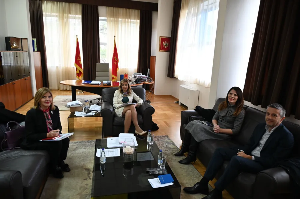 Anđela Jak&scaron;ić Stojanović sa&nbsp;Lejlom Dervi&scaron;agić i njenim saradnicama
