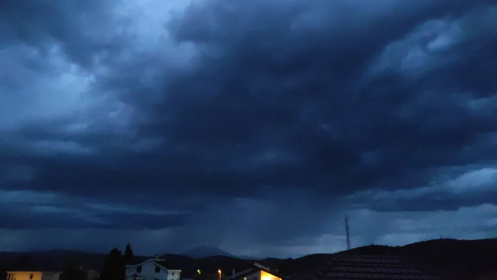Sjutra naoblačenje, tokom noći obilniji pljuskovi, a u planinama snijeg