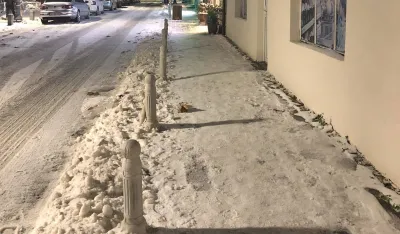 Saobraćajnice i trotoari okovani snijegom