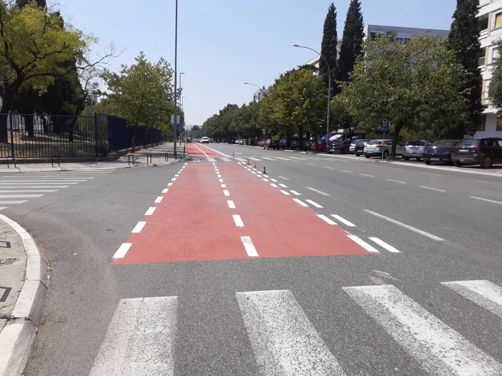 Preduzeće "Putevi" opraće biciklističke trake sa kolovoza