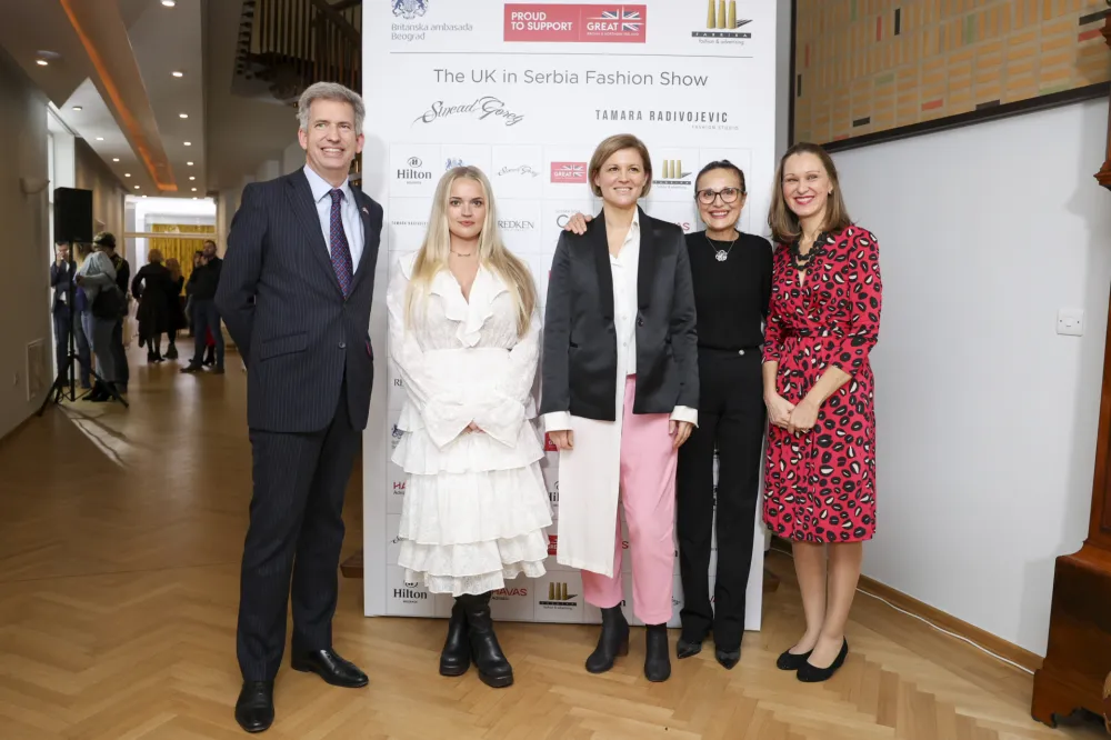 Britanski ambasador s asuprugom, Vesna Mandić i kreatorke