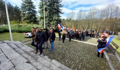 Полагање вијенаца на Стражици