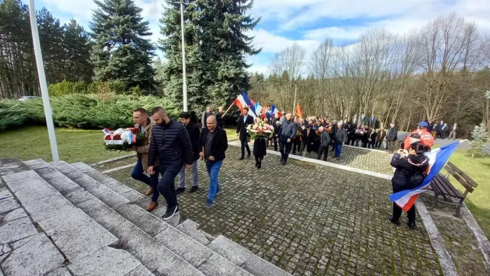 Полагање вијенаца на Стражици