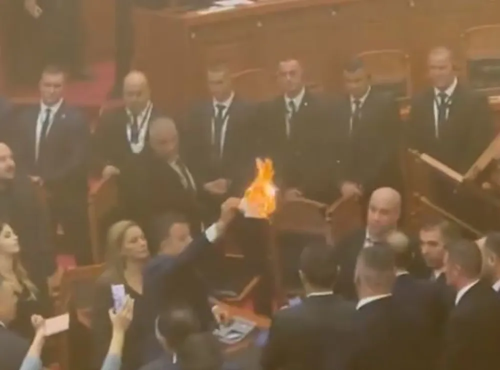 (VIDEO) Novi haos u Albaniji: Poslanik poku&scaron;ao da zapali parlament