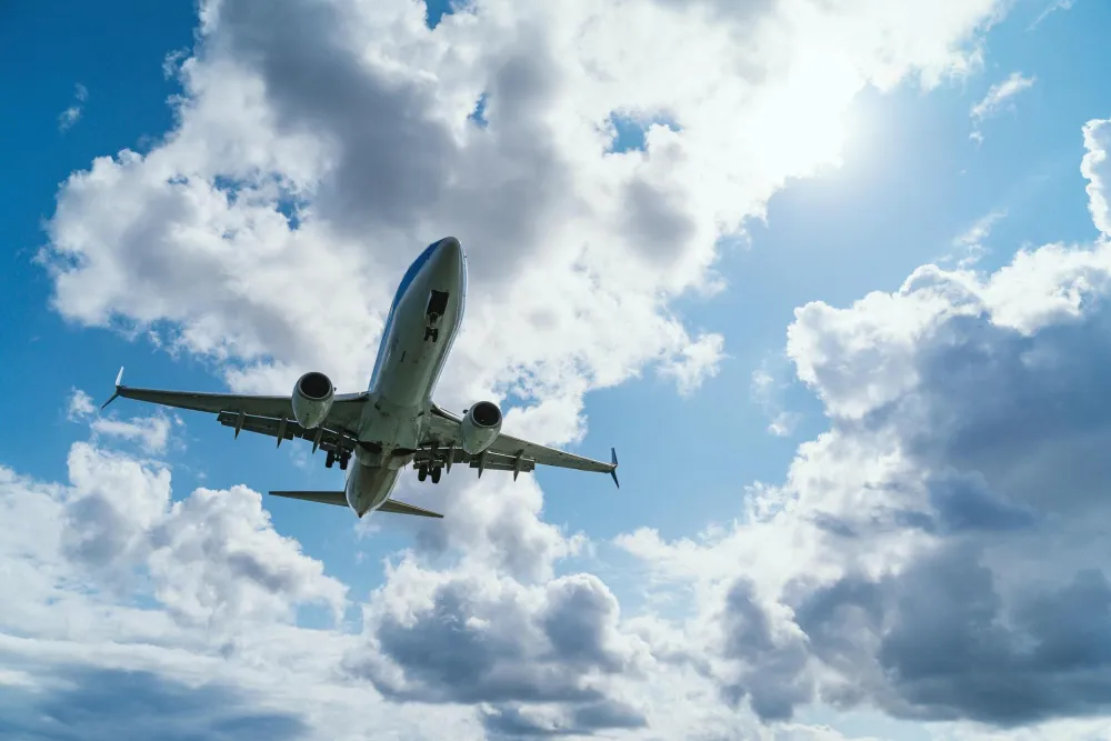 Mali avion prinudno sletio kod Pariza: Udario u zgradu, povrijeđene tri osobe