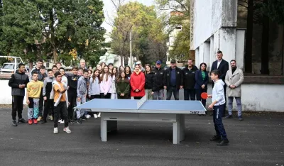 Postavljeni stolovi za stoni tenis