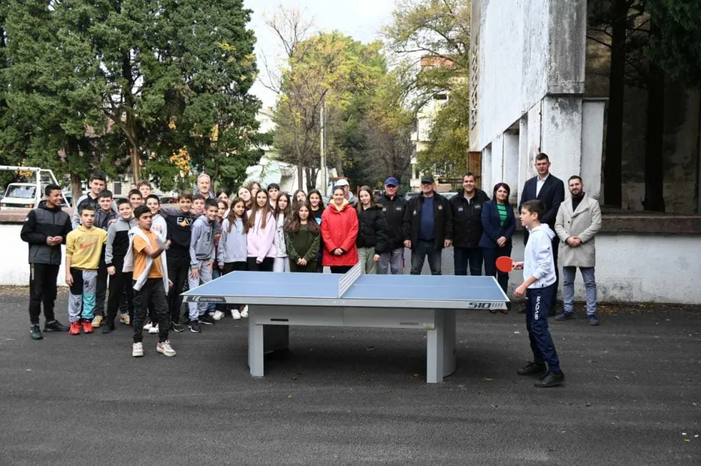 Postavljeni stolovi za stoni tenis