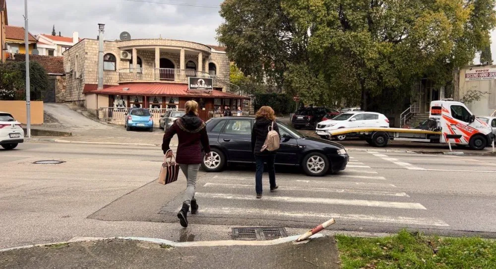 (VIDEO) Sekretariјat za saobraćaј pјe&scaron;ački prelaz u Ulici 13. јula poku&scaron;ava da učini bezbјedniјim
