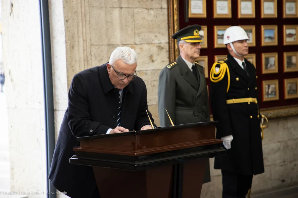 Mandić se upisuje u "Zlatnu knjigu" 