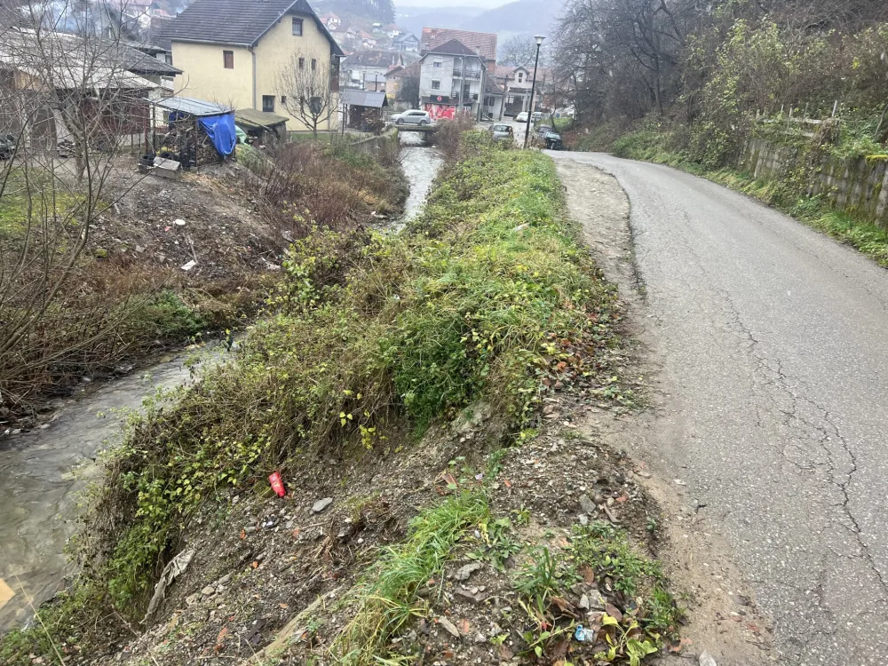 Klizi&scaron;te u bjelopoljskom naselju Lje&scaron;nica priјeti da 74 kuće odvoјi od sviјeta