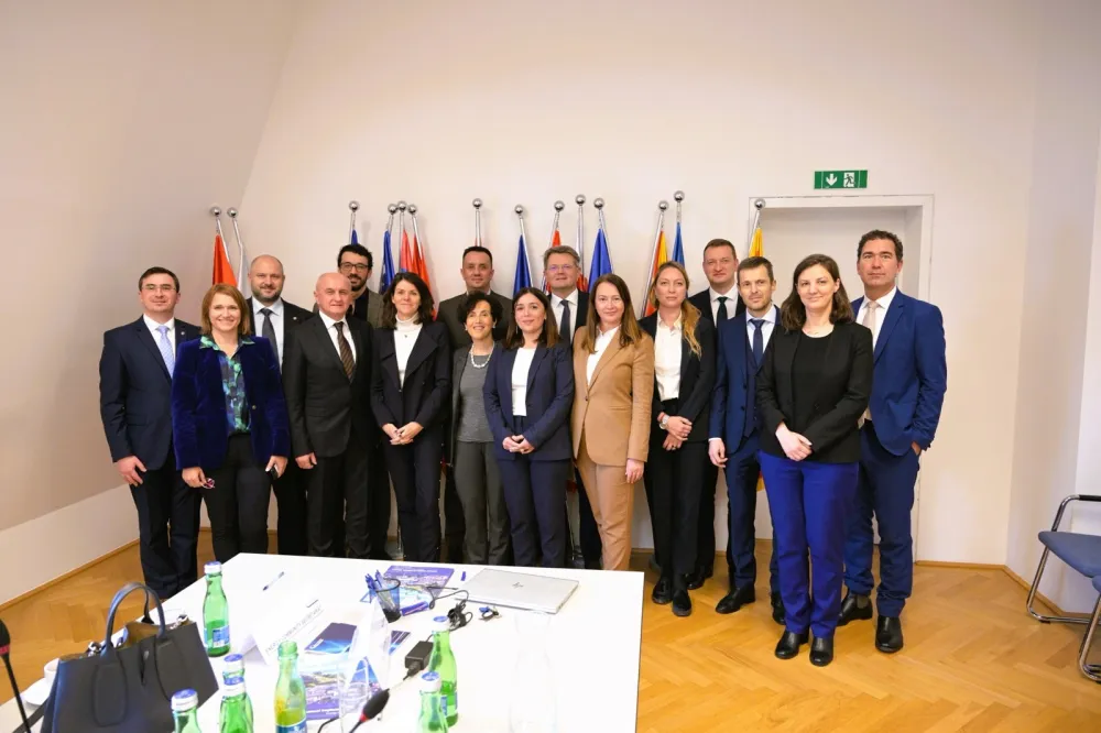 Mujović sa učesnicima sastanka