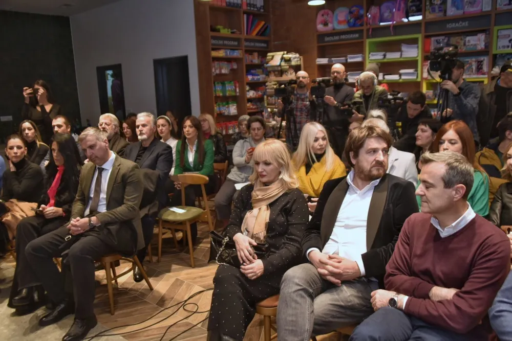 Rade &Scaron;erbedžija, otvaranje knjižare Kosmos, Master kvart Podgorica