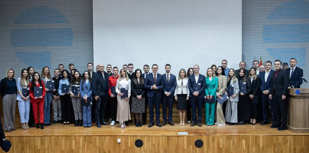 Radović sa nagrađenim studentima