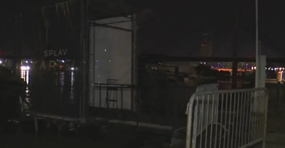 (VIDEO) Beograd: Splav počeo da tone, gosti u panici skakali u vodu