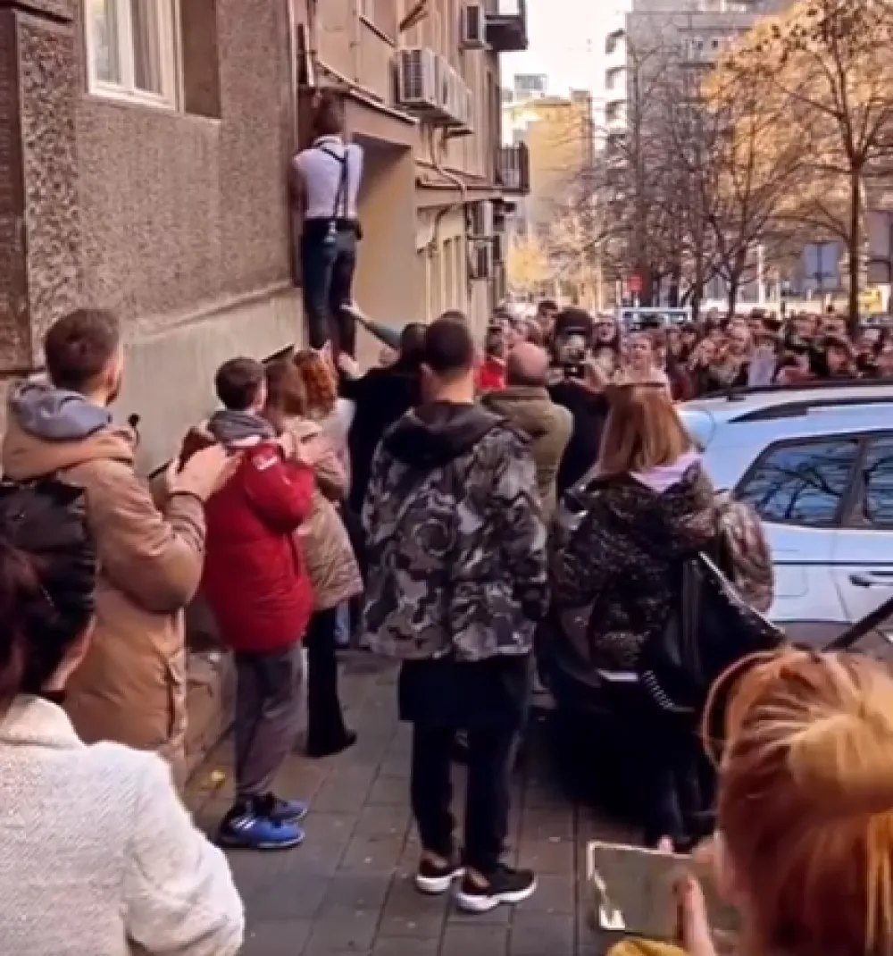 (VIDEO) Beograd: Studenti blokirali ulaz u Ministarstvo državne uprave, traže ponavljanje izbora