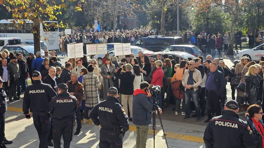 (VIDEO/FOTO) Božović: Drugo polugodi&scaron;te počećemo protestom ako ne bude povećanja plata