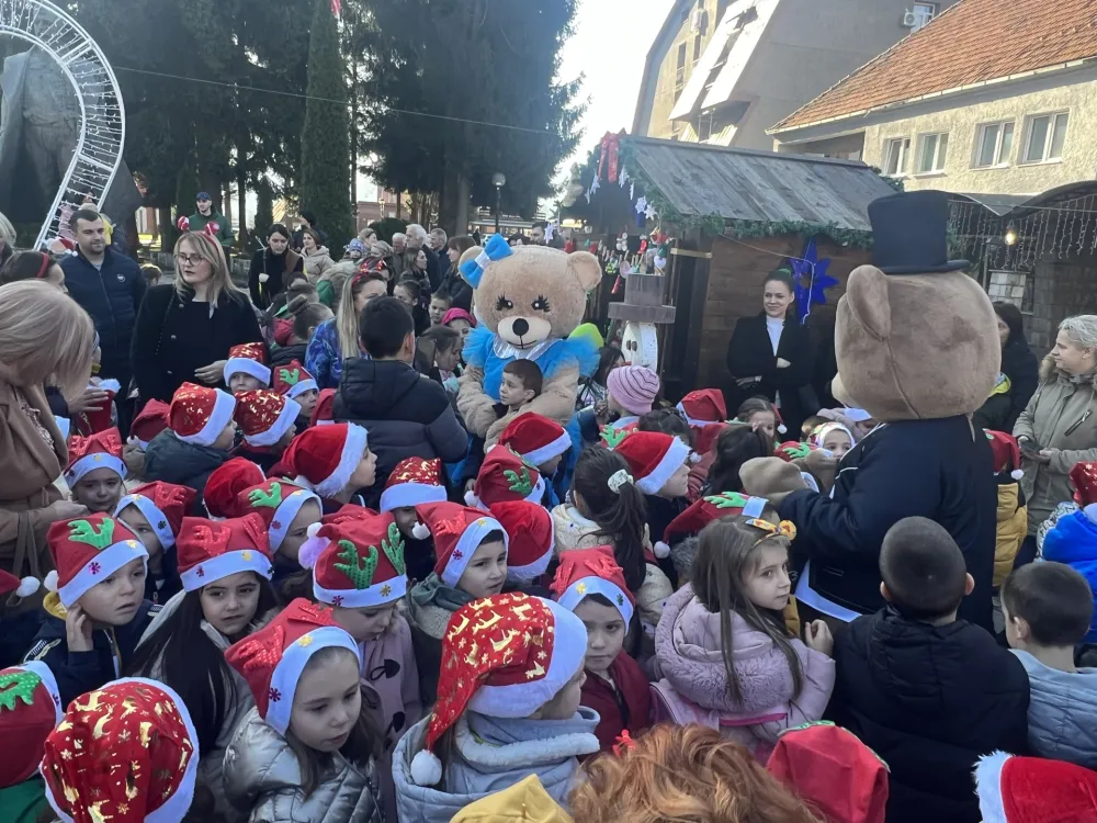 Dječja praznična čarolija obasjala gradski trg u Mojkovcu