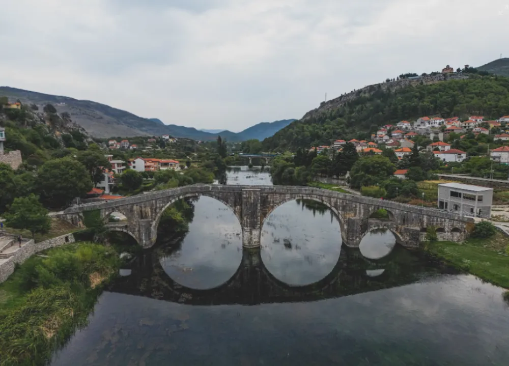 FOTO: Unsplash - Laurynas Žižys<br>laurynaszi, BiH, ilustracija