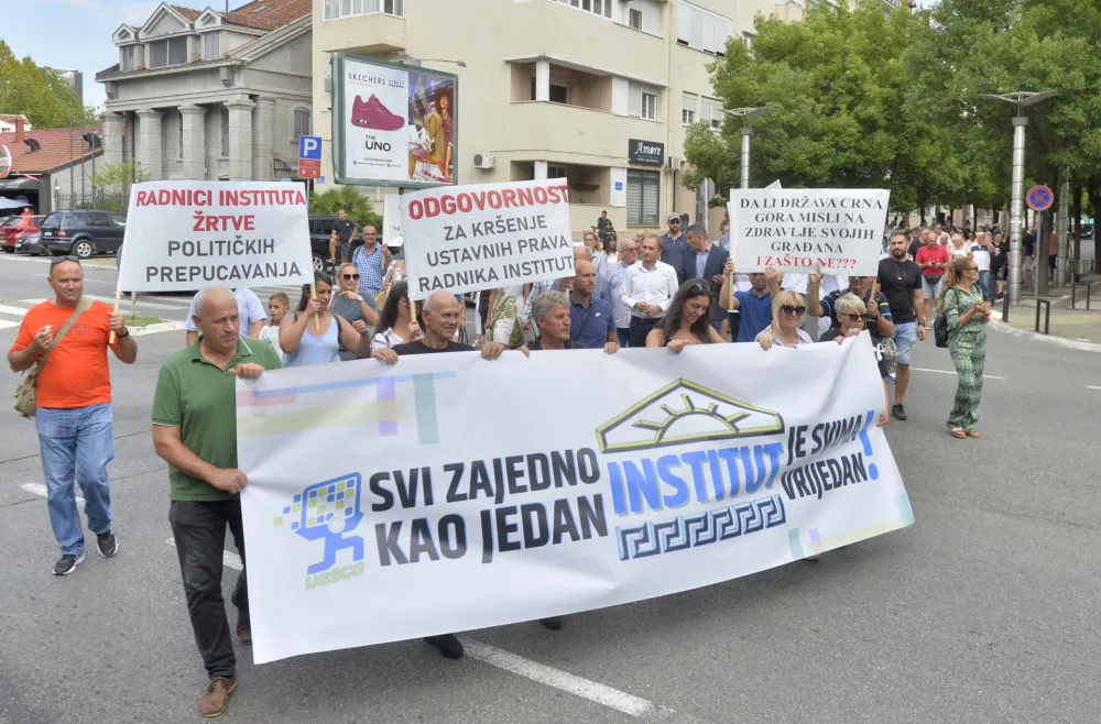 Protest za spas instituta Igalo, Institut Igalo, Protest, Vlada, radnici instituta Igalo, protestna setnja, protestna setnja radnika instituta igalo, protest instituta igalo ispred vlade cg