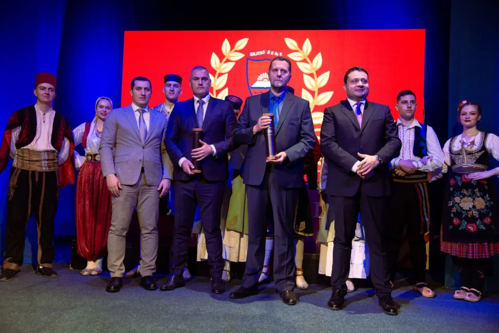 Dobirnici nagrade, Novović u sredini