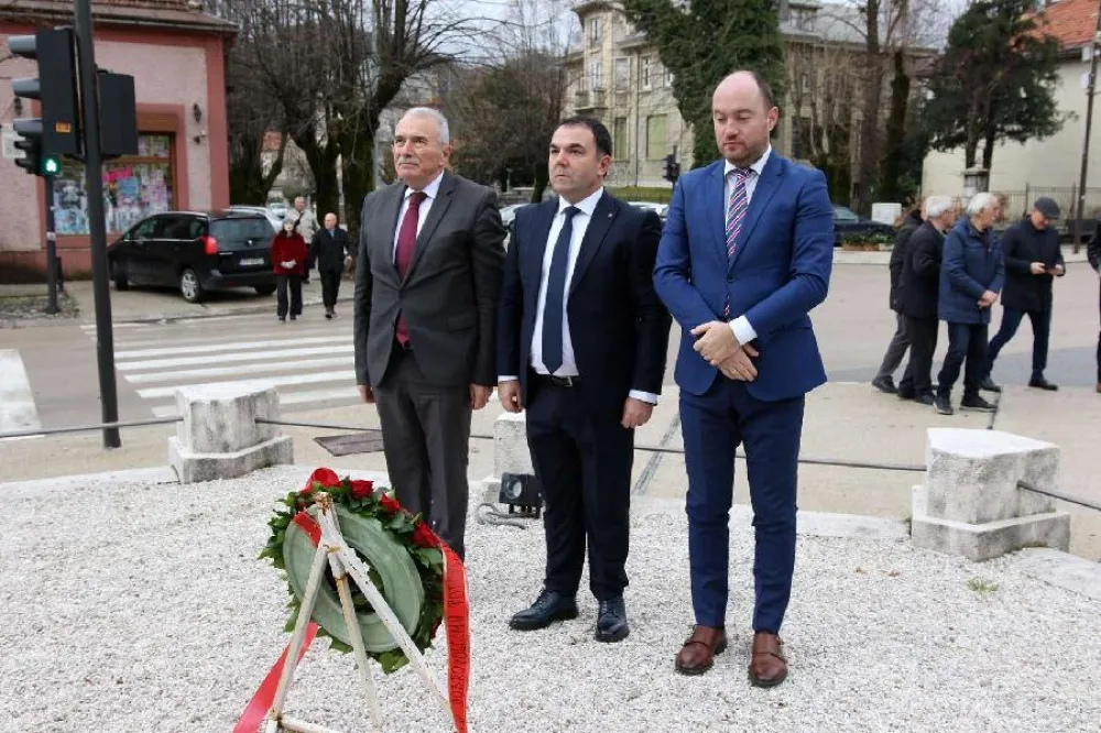 Položeni vijenci na spomenik herojima u Bajicama